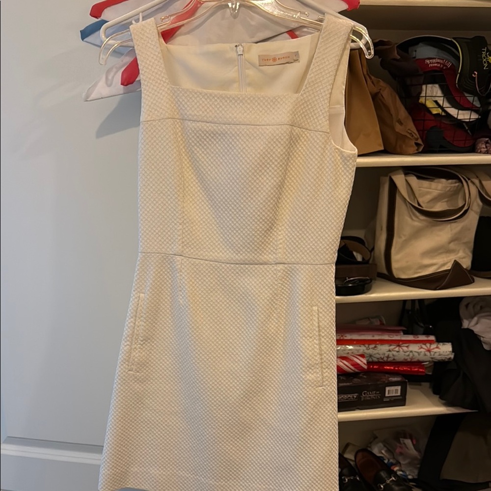Elegant White Sleeveless Dress